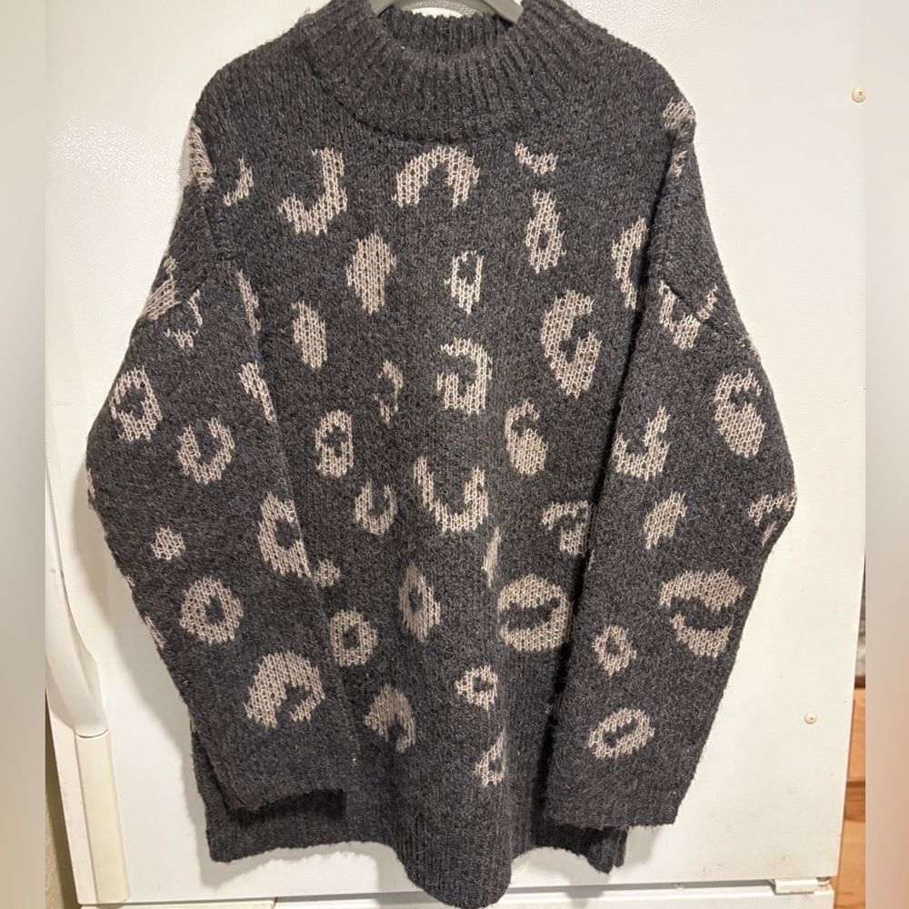 Universal Thread Gray And Cream Leopard Print Swe… - image 1